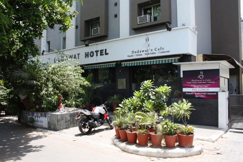 Hotel Dudawat Αχμπανταμπάντ Εξωτερικό φωτογραφία